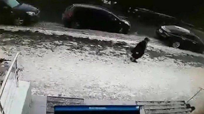 Bloque de hielo le cae en la cabeza a una mujer y la mata (video)
