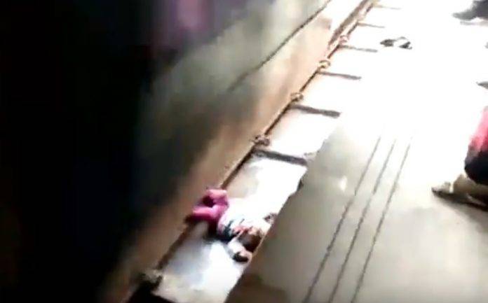 Una bebé cayó a las vías del tren en la India y se salvó de milagro de morir aplastada por la máquina que viajaba a alta velocidad.