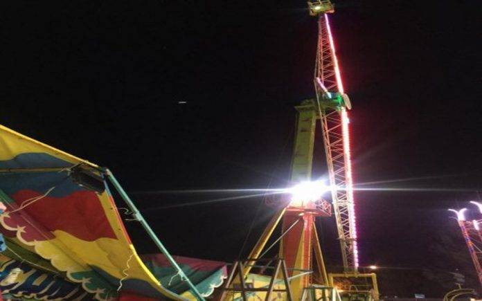 Cae de un juego mecánico en Tlaxcala y lo salva un toldo