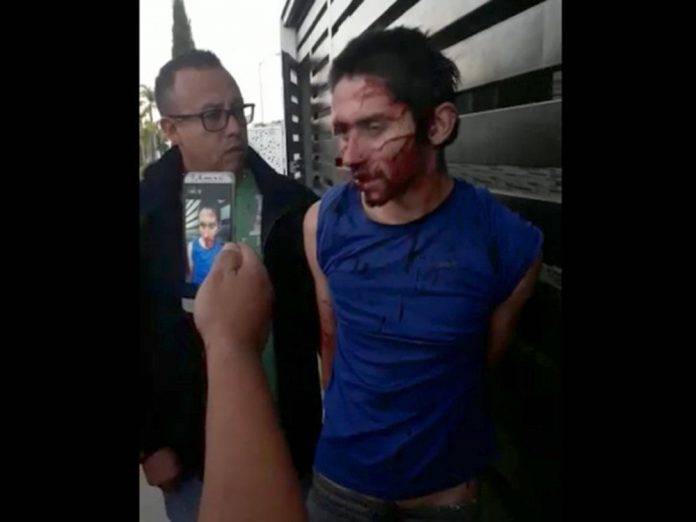 Ladrón es agarrado a trompadas por vecinos furiosos