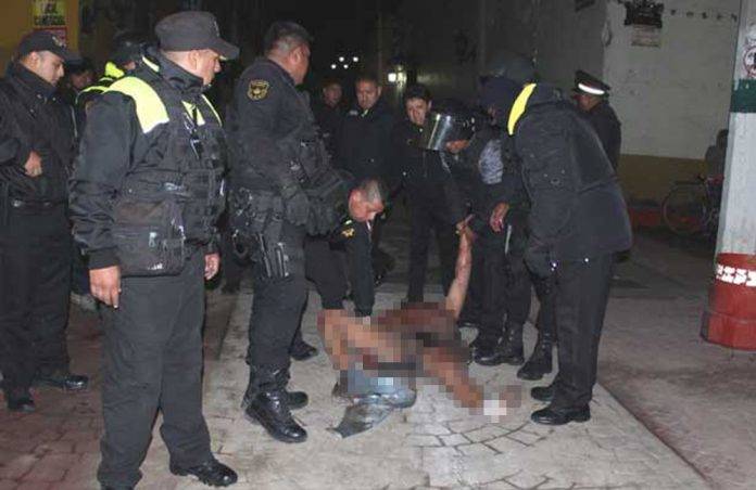Vecinos enfurecidos golpean a ladrones y matan a uno