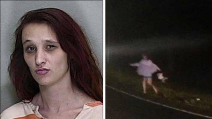 Mujer drogada arroja a su bebé para escapar de la Policía (video)