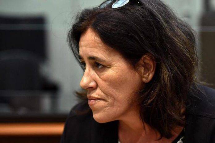 Enjuiciarán en Francia a mujer que ocultó a su hija en la cajuela de un auto