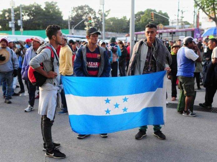 Migrantes se quedaron con las ganas: ONU les niega transporte Líderes migrantes afirmaron en días pasados que era obligación de la ONU apoyarles para que el Gobierno les diera transportes para su recorrido, pero se les aclaró que es imposible y se les explicó por qué.