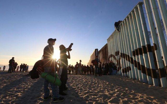 Migrantes cruzan de Tijuana a EU y los arresta la Migra