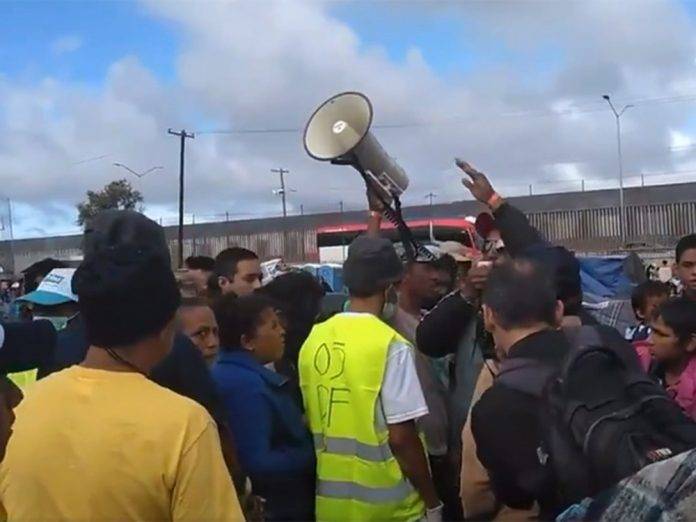 Un centenar de migrantes se dirige al puente fronterizo México-EU