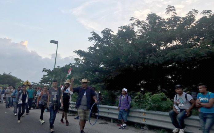 Migrantes se quejan de que el gobierno no les dio autobuses para viajar