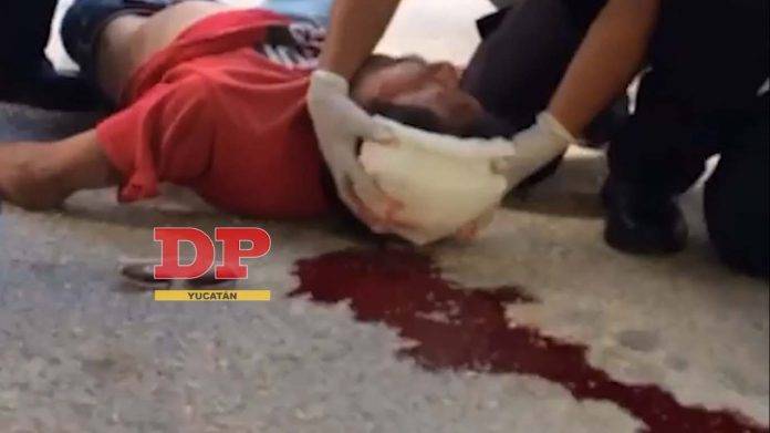 Ciclista 'enmolado' al chocar contra camión estacionado en Motul