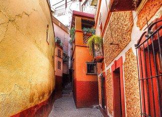 Enigmas: un callejón muy especial Se dice que la pareja que pase por este callejón y no se bese tendrá siete años de muy mala suerte
