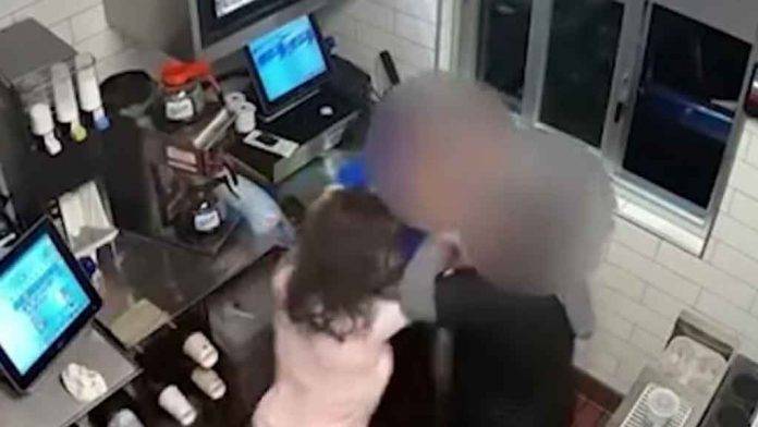 Una mujer perdió los estribos en un restaurante gringo.