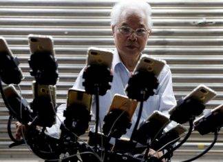 Anciano se convierte un verdadero maestro Pokemón Conoce al abuelo que caza pokemones en Taiwán con 15 móviles