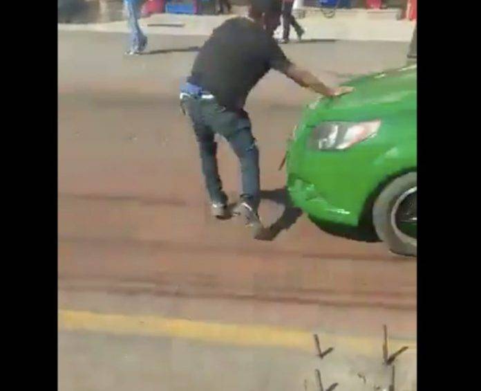 Frustrado ladrón escapa de un autobús, pero lo atropella un taxi (video)