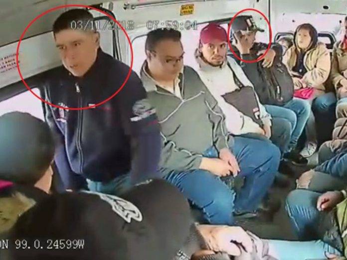 En menos de tres minutos asaltan una 'Combi' en el Edomex