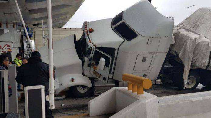 Tráiler se queda sin frenos y choca en caseta de la vía México-Puebla