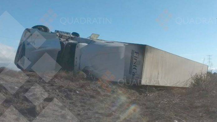 Vientos del frente frío No. 10 volcaron tráiler en Oaxaca