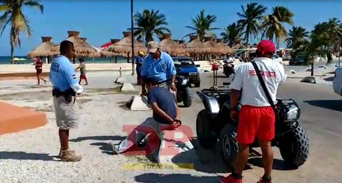 Ni chance dieron de limpiarse a un tipito que estaba zurrando en el Muelle de Progreso.