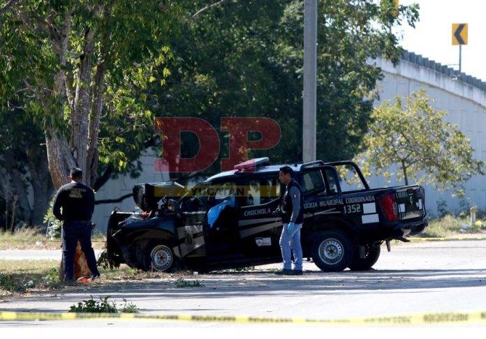 Fallece policía de Chocholá al estrellar vehículo oficial contra un árbol