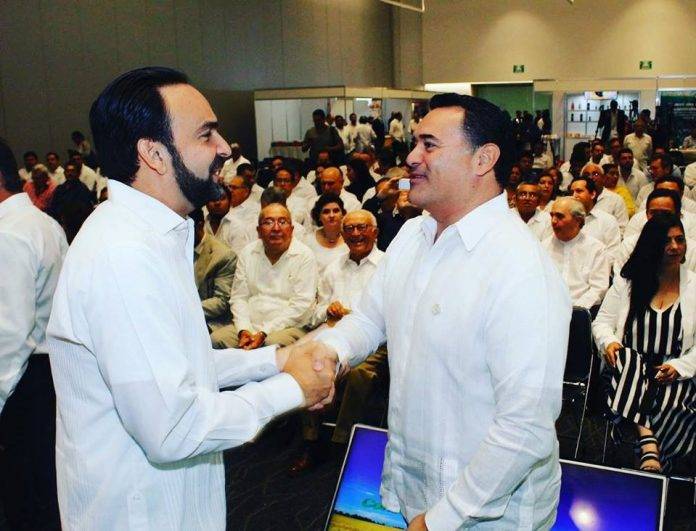 Pecho a pechito: Uno, en acción; otro, a la espera