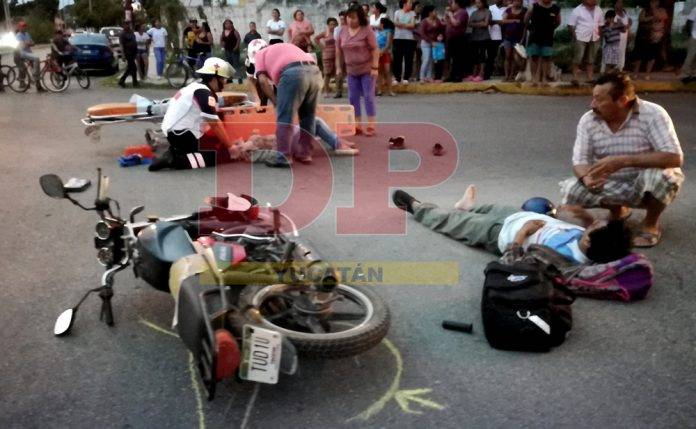 Motociclistas levantados por enorme camioneta