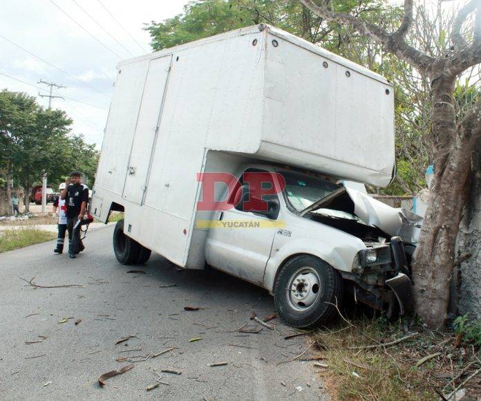Conductores se salvan de milagro en aparatoso choque