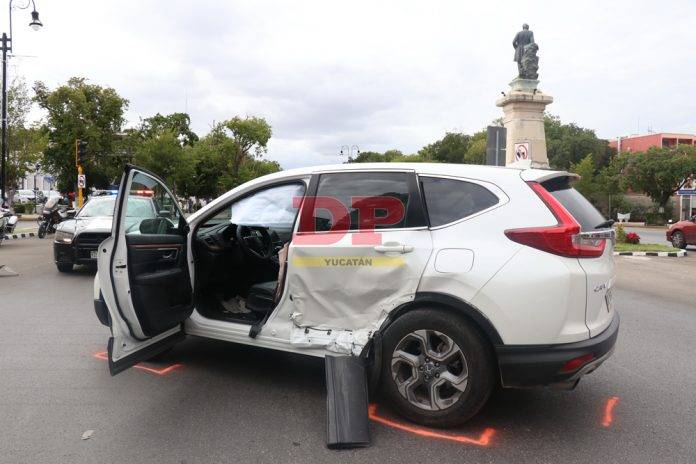 Joven choca auto prestado