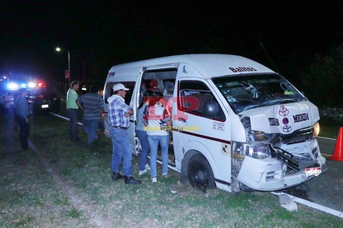 'Combi' se ensarta contra cola de ambulancia y deja como saldo 22 lesionados