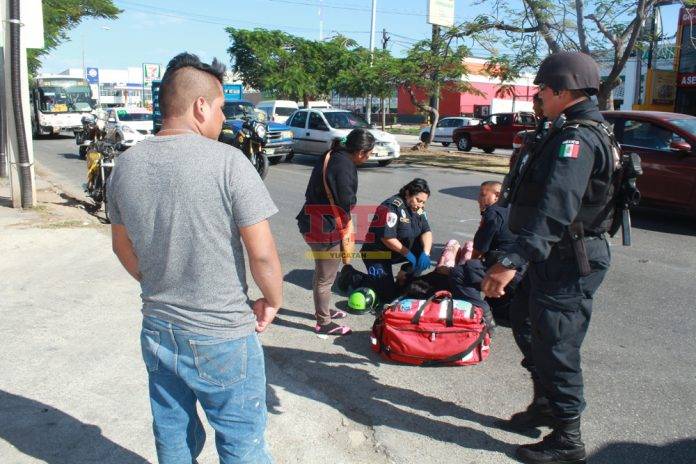 Motonetas besan pavimento por culpa de un peatón distraído