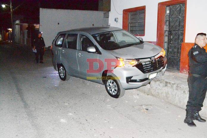 Conductora se asusta y se monta sobre una escarpa