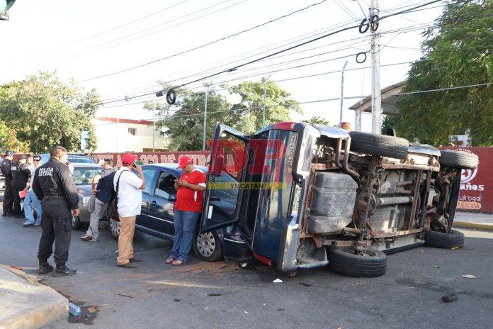 Se salvan de milagro: camioneta con 14 pasajeros se vuelca en Circuito colonias