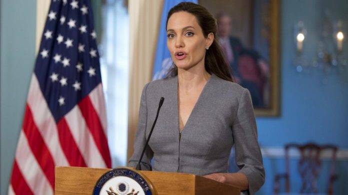 La actriz Angelina Jolie aseguró que su experiencia y aptitudes le han permitido ayudar a otros sin necesidad de un título.