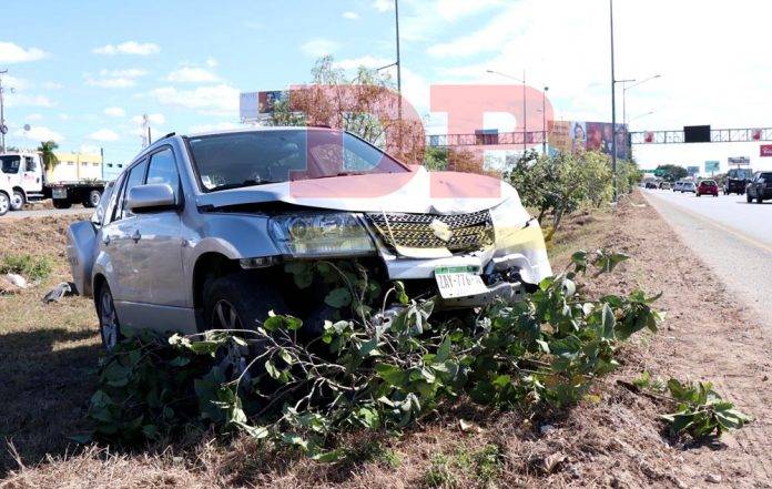 No frena a tiempo y causa choque por alcance y salida de camino
