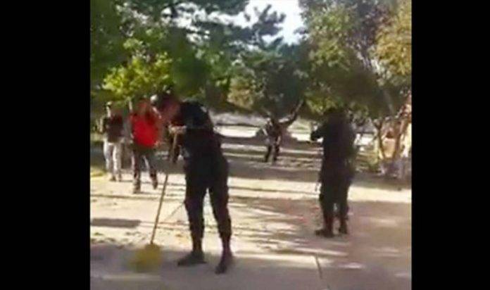 Pobladores castigan a malos polis y los ponen a barrer calles