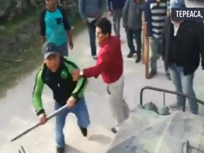Pobladores atacan a militares con piedras y palos