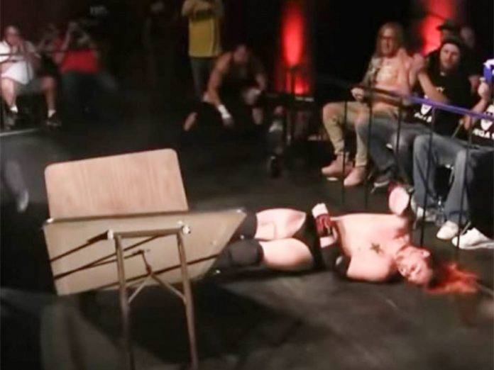 Luchador se fractura el cráneo al tirarse desde la tercera cuerda (video)