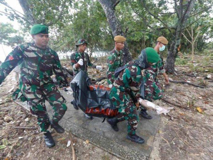 Aumentan a 373 los muertos por tsunami en Indonesia