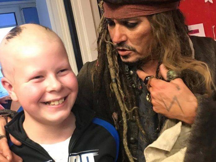 'Jack Sparrow' convive con chavitos enfermos con cáncer