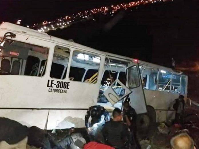 Cae autobús a barranco; saldo de 8 muertos y 46 lesionados