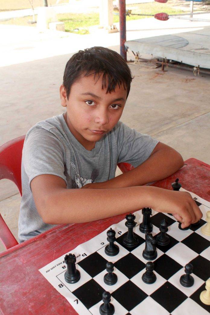 Chavito del sur de Mérida combina ajedrez y boxeo