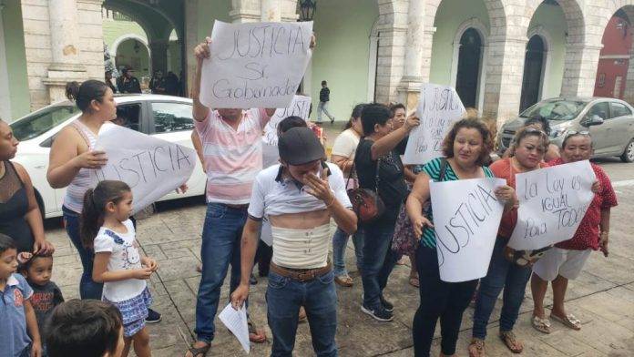 Con lágrimas en los ojos y mostrando los 'guamazos' que le dieron, el papá de la pequeña Silvana, la menor que fue sustraída por su madre el pasado martes en la comisaría San José Tzal, pidió justicia para su caso al protestar junto con sus compas frente al Palacio de Gobierno