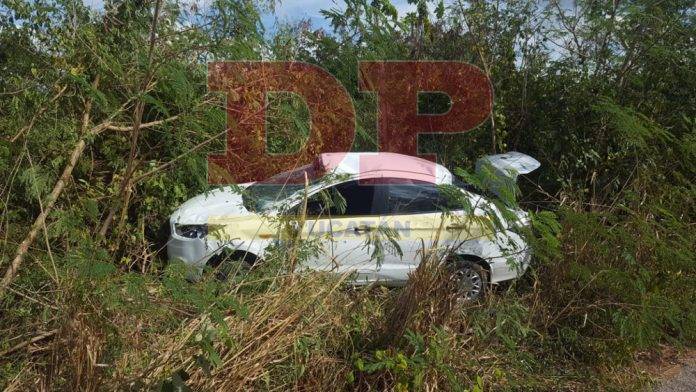 Dieron volteretas en su auto hasta salirse de camino