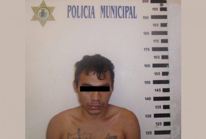 Ladrón sube a un techo para escapar, sin conseguirlo