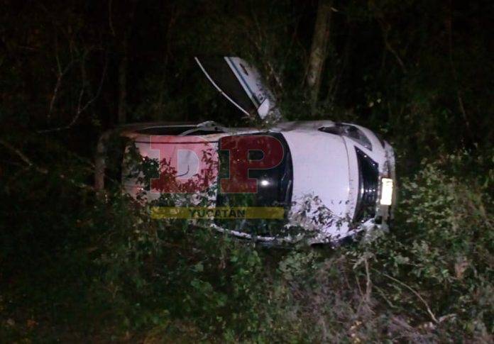 Le gana el cansancio y vuelca en autopista Mérida-Cancún