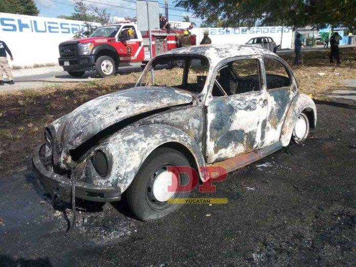 El pobre conductor no solo perdió su volcho sino su cartera pues por el susto la dejó dentro de su nave mientras ardía.