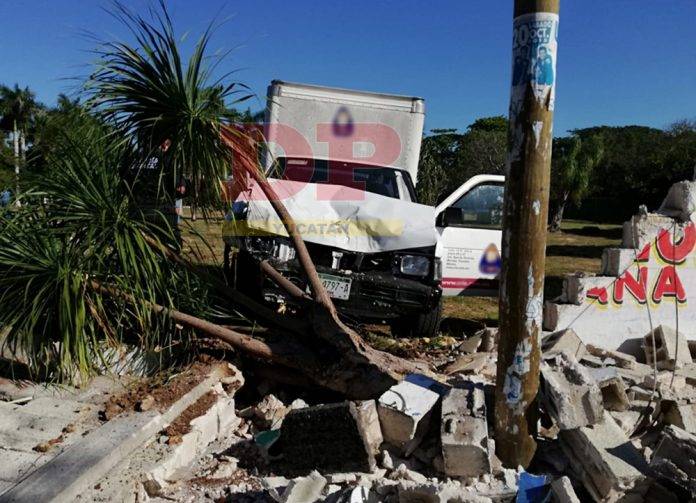 Paciente del psiquiátrico roba una camioneta y choca y derriba un muro