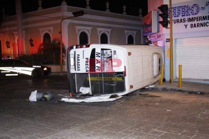 Aparatosa volcadura de camioneta con 14 pasajeros, cerca del Centenario