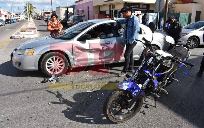 Mandan al hospital a motociclista que se fue contra un auto