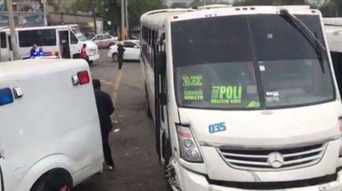Mujer se resiste a un asalto y es asesinada en un autobús