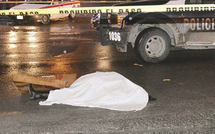 Salió a comprar el pastel de cumpleaños de su hijo, y la atropelló y mató un camión