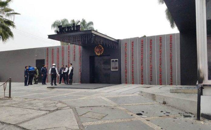 Atacan bar con pistolas y explosivos