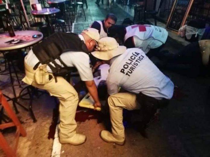 Uno de los hombres baleados en el bar Mykonos murió ahí mismo y otro falleció en un hospital.